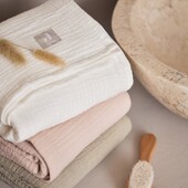 De hydrofiele doeken van Jollein zijn de perfecte aanvulling op de verzorging van je baby en bieden comfort en veelzijdigheid in een handige set ❤