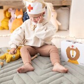 Toekomstige dokter in opleiding! ????‍⚕️ Met deze schattige doktersset is je kleinetje helemaal klaar om de dag te redden, teddybeer voor teddybeer. Wie is er klaar voor een controle? ❤️